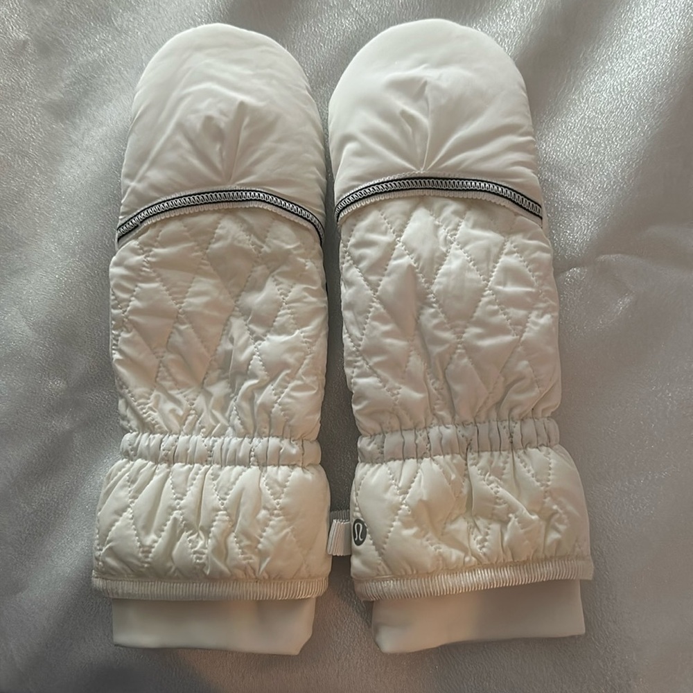 NWOT Lululemon running mittens with flip down top for fingers.
